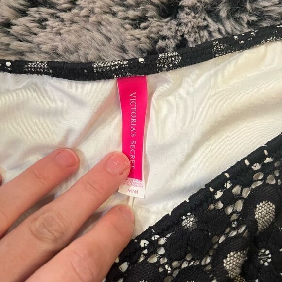 VS scrunch back bikini bottoms - Picture 2 of 3